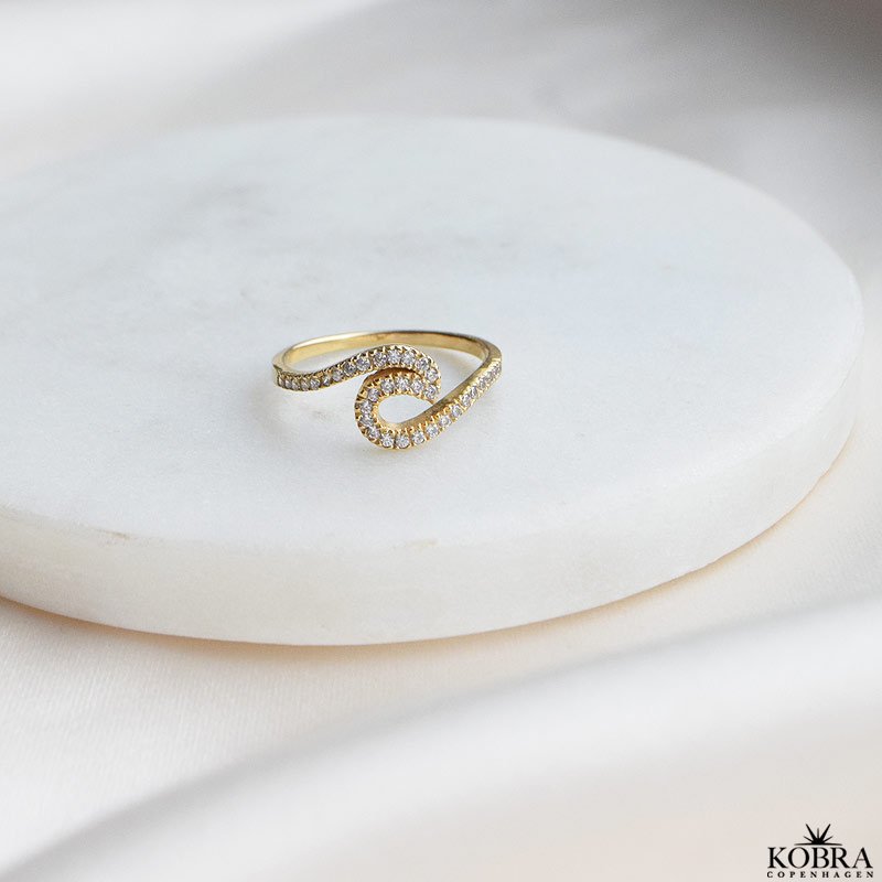 "River" blget "wavy" guld ring med sten