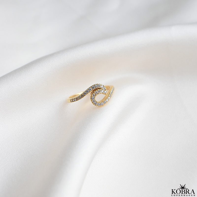 "River" blget "wavy" guld ring med sten