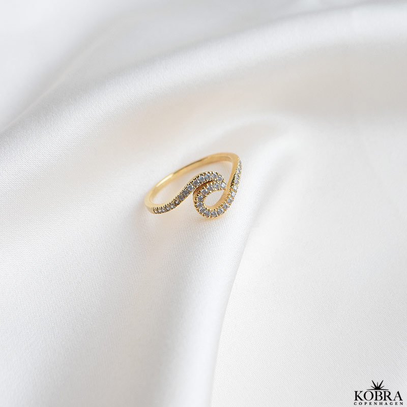 "River" blget "wavy" guld ring med sten