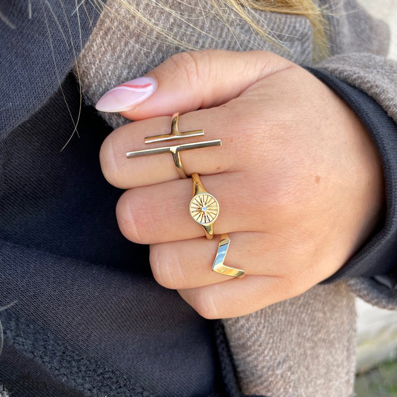 "Lennox" Hndlavede V ring i guld