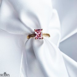 "Vanity" guld ring med lyserød zirkonia sten