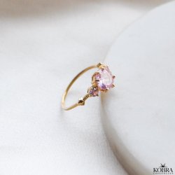 "Rosalia" gullbelagt ring med rosa steiner