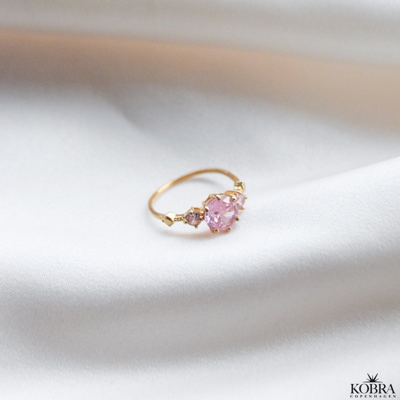 "Rosalia" gullbelagt ring med rosa steiner
