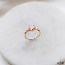 "Rosalia" gullbelagt ring med rosa steiner