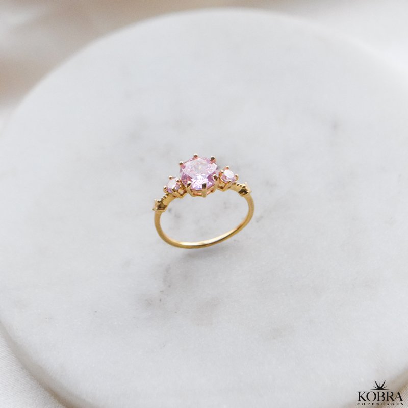 "Rosalia" gullbelagt ring med rosa steiner