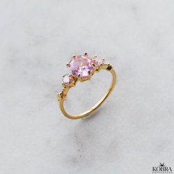 "Rosalia" gullbelagt ring med rosa steiner
