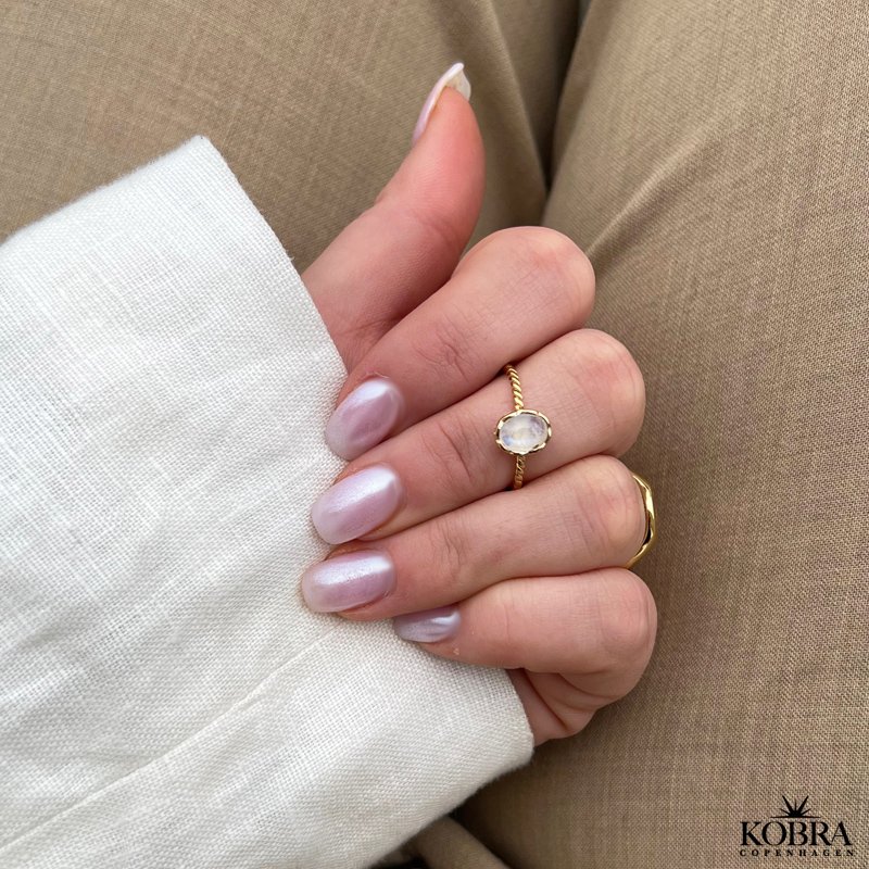 "Lullo" snoet guld ring med "rainbow moonstone"
