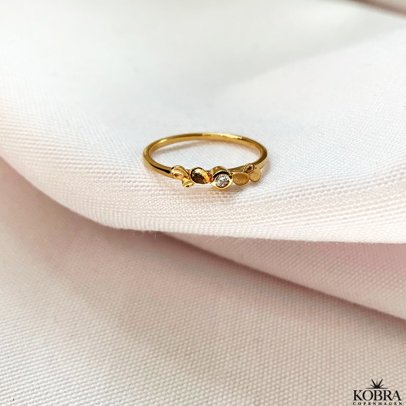 "Fiona" 18 karat forgyldt ring med sm blade og lille zirkonia sten