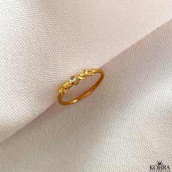 "Fiona" 18 karat forgyldt ring med sm blade og lille zirkonia sten