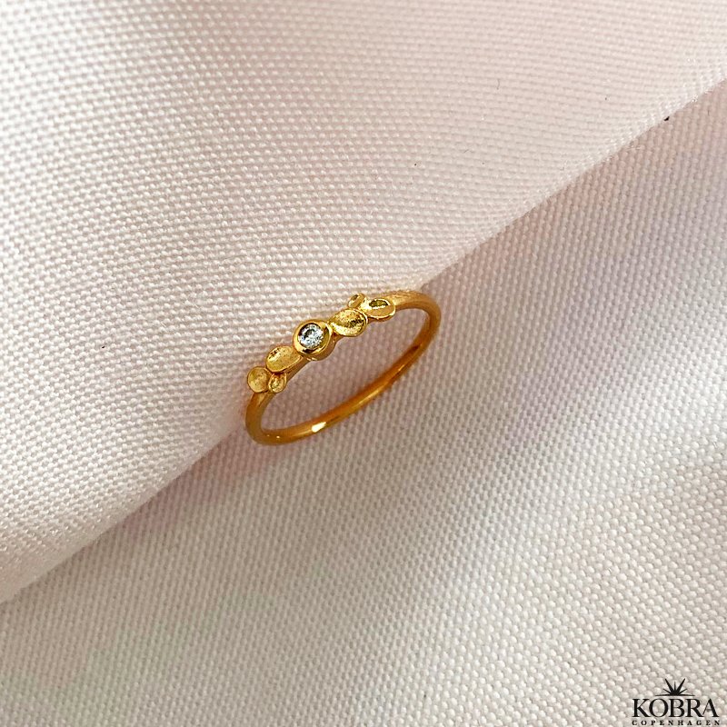 "Fiona" 18 karat forgyldt ring med sm blade og lille zirkonia sten