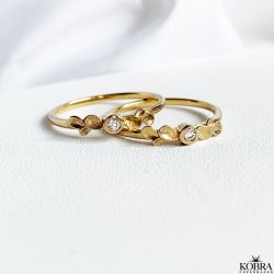 "Fiona" 18 karat forgyldt ring med sm blade og lille zirkonia sten