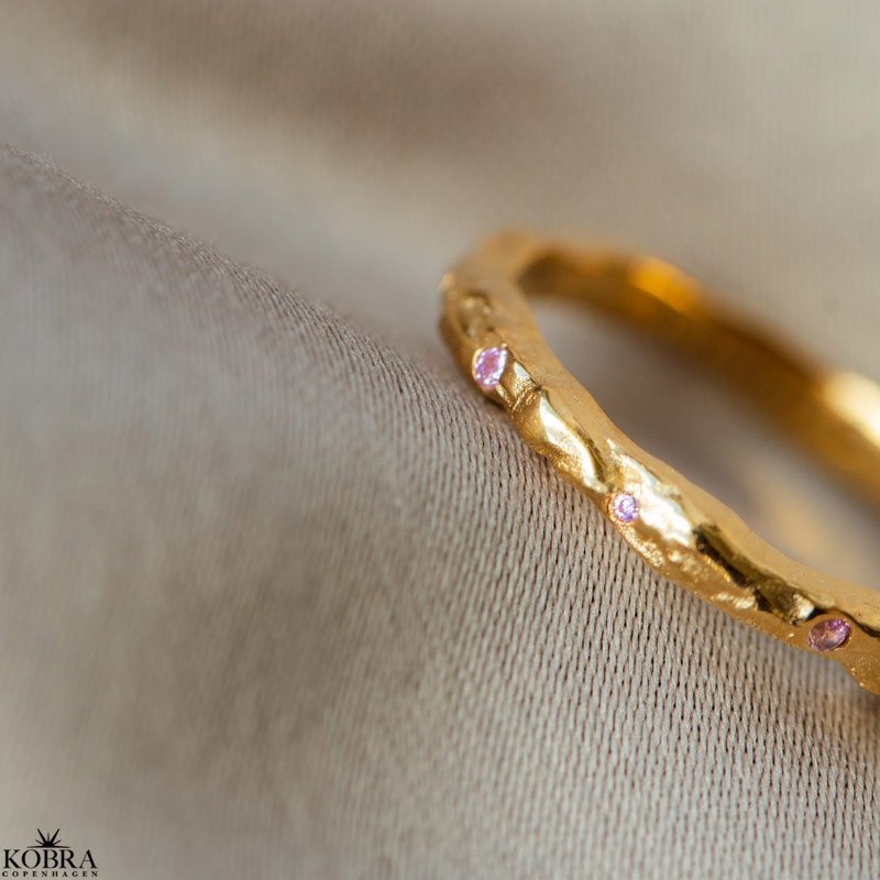 "Hailey" enkel guld ring med lyserde sten