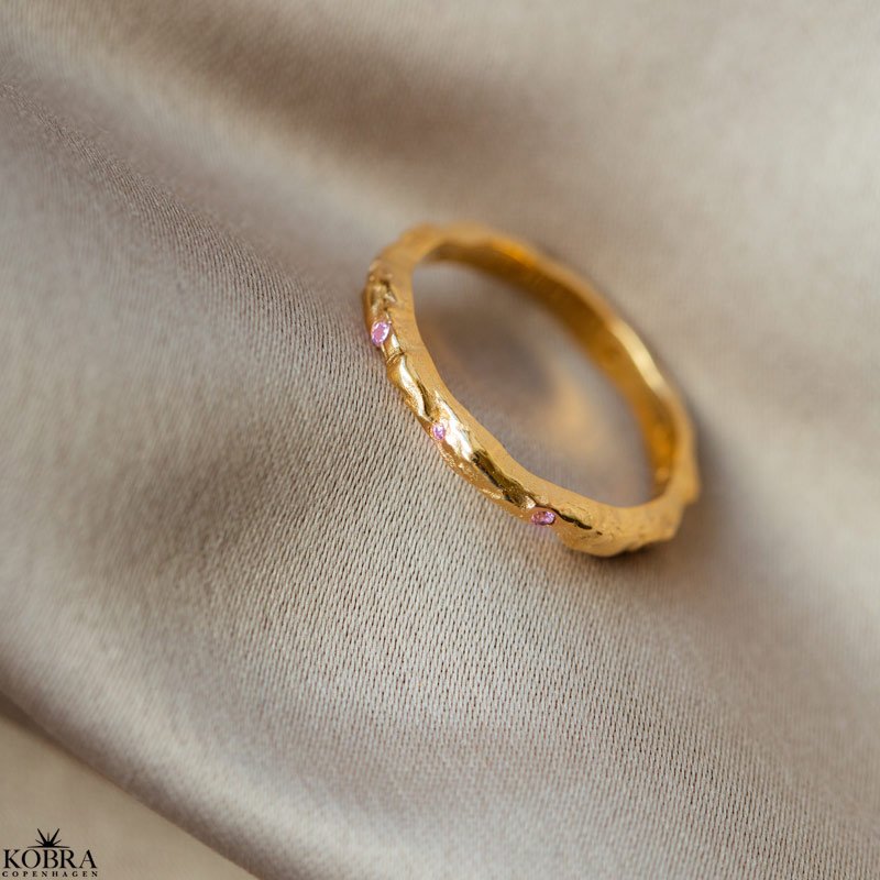"Hailey" enkel guld ring med lyserde sten