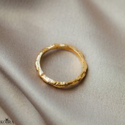 "Hailey" enkel guld ring med lyserde sten