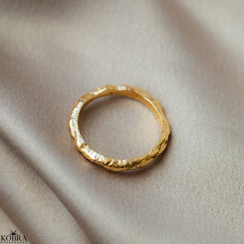 "Hailey" enkel guld ring med lyserde sten