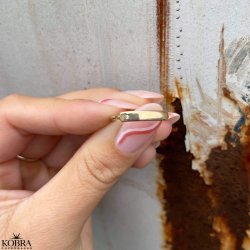 "Rivia" guld ring med hvid zirkonia og personlig gravering