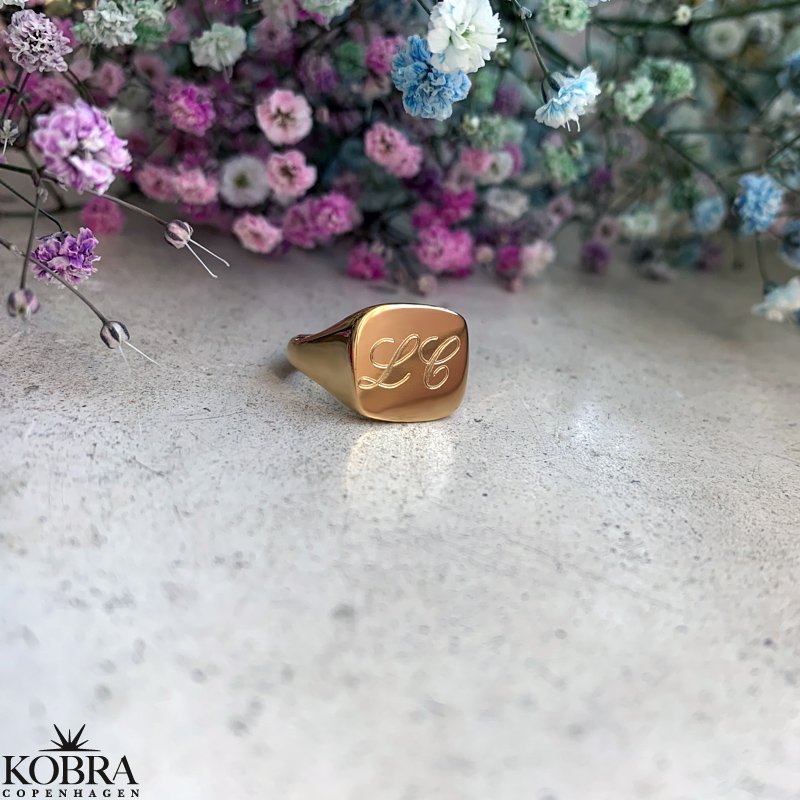 "London" Signet  ring with personalized engraving in 18 carat gold plated silver