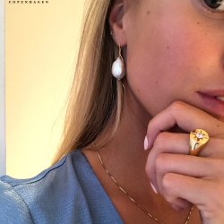 "Creek" store hvide ferskvandsperler med curvy reringe i guld