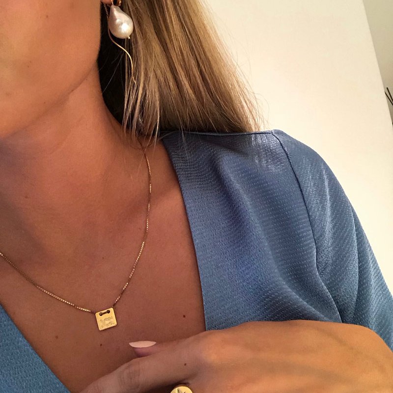 "Creek" store hvide ferskvandsperler med curvy reringe i guld