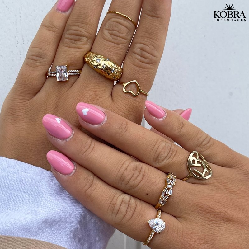 "Evelyn" gold ring with large teardrop-shaped stone