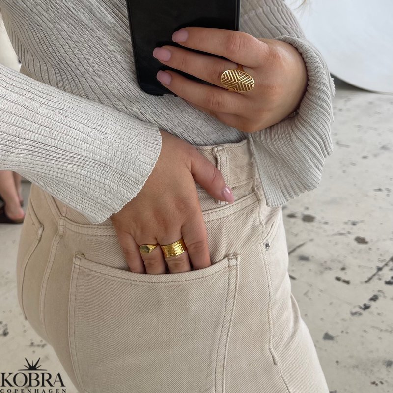 "Phlox" hammered ring in 18 carat gold plated