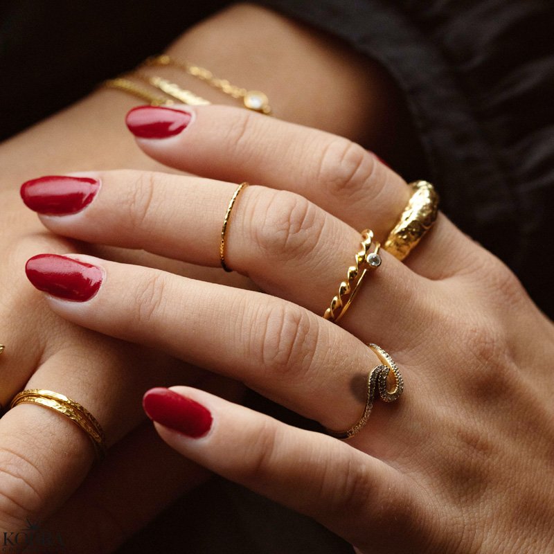 "Xenia" simple gold ring with diamond pattern