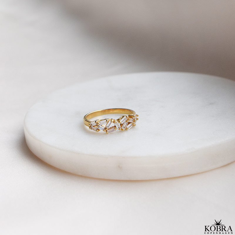 "Romina" guld ring spkket med hvide sten