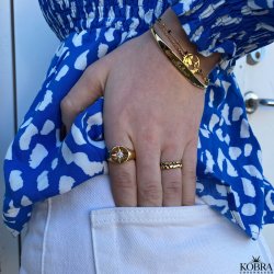 "Kaitlyn" guld ring med sm hjerter og en hvid sten