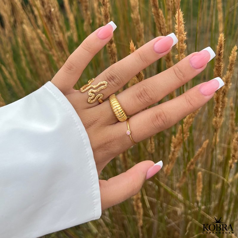 "Lucy" enkel guld ring med blgrn eller lilla sten