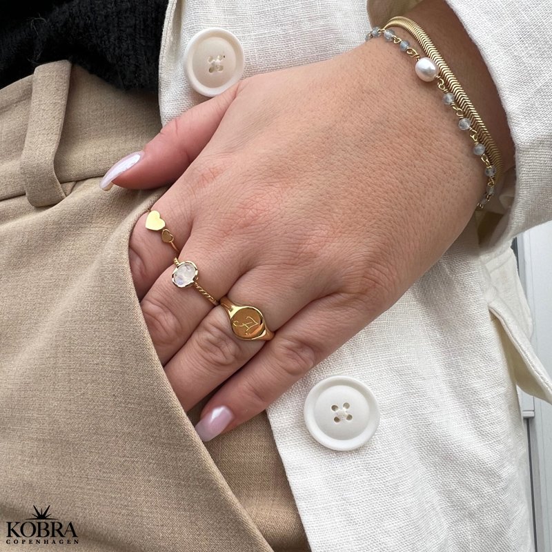 "Lila" enkel guld ring med hjerter