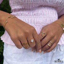 "Evelyn" gold ring with large teardrop-shaped stone