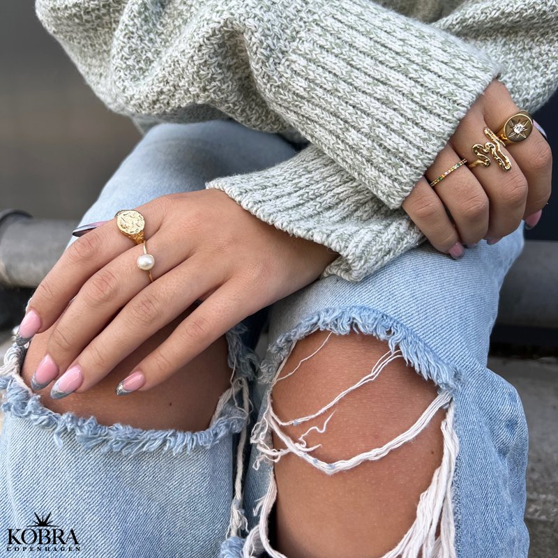 "Nagini Organic" Slange ring i organiske former  Hammerslet look i forgyldt