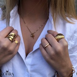 "Hoshi" 18 karat forgyldt Zodiac halskde med lille hvid sten