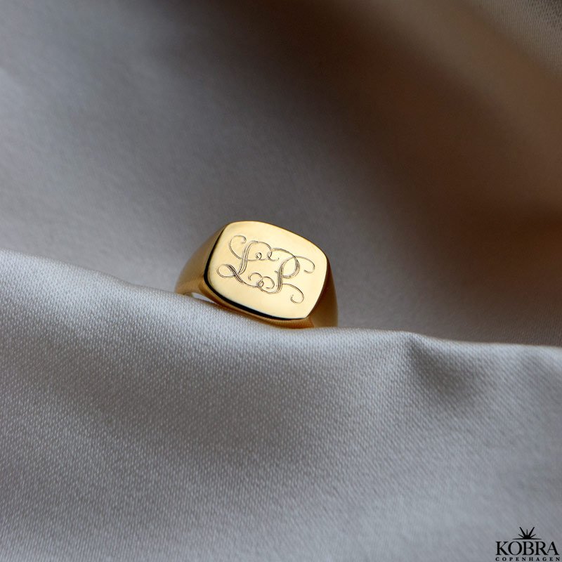 "London" Signet  ring with personalized engraving in 18 carat gold plated silver