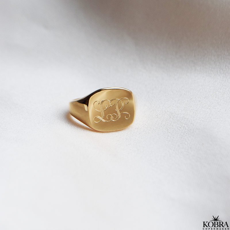 "London" Signet  ring with personalized engraving in 18 carat gold plated silver