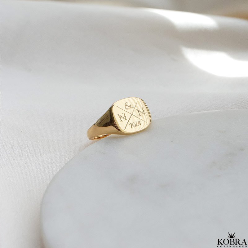 "London" Signet  ring with personalized engraving in 18 carat gold plated silver