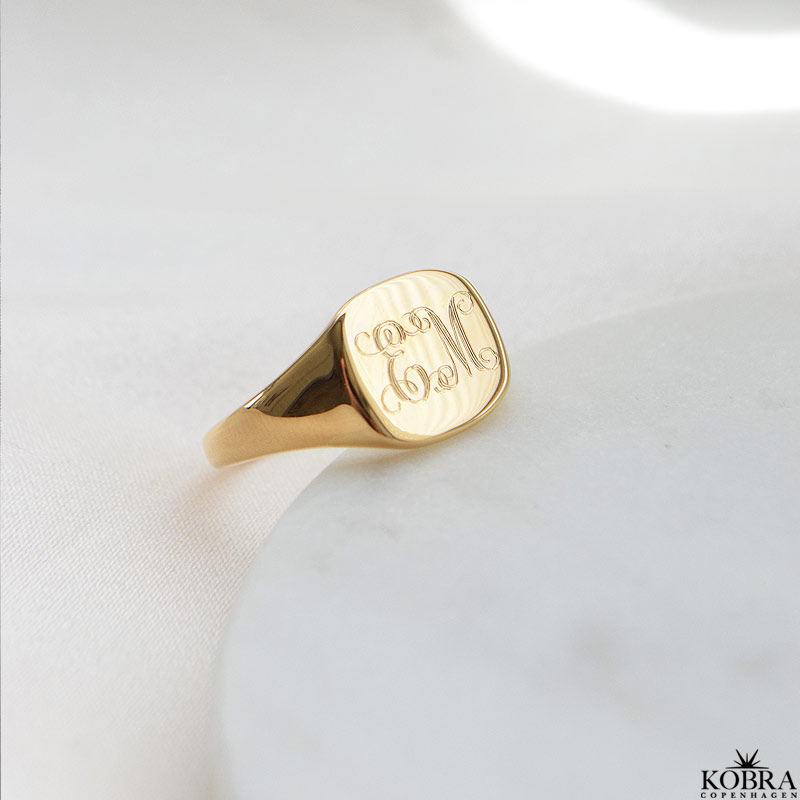 "London" Signet  ring with personalized engraving in 18 carat gold plated silver