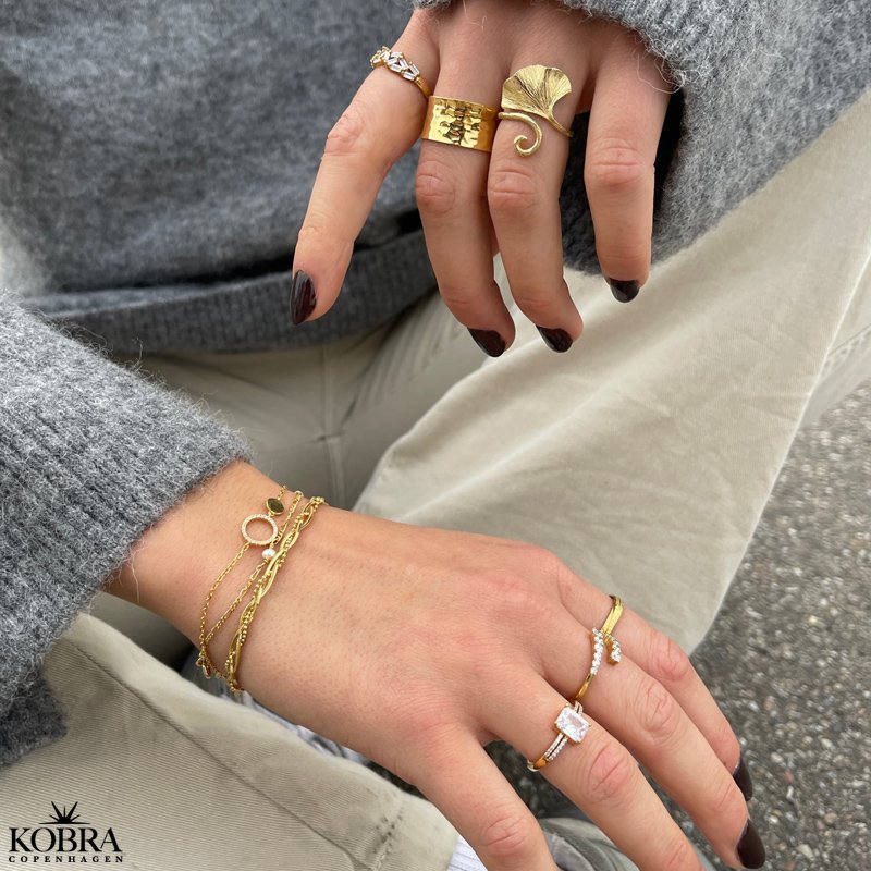 "Phlox" hammered ring in 18 carat gold plated