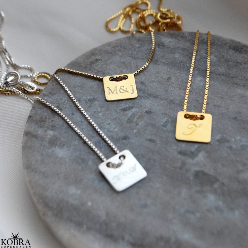 "Hey" guld halskde med personlig gravering