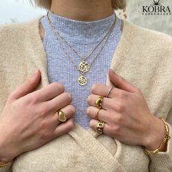 Close To håndlavet guld smykke med dine personlige bogstaver Guld halskæder - KOBRA copenhagen ApS
