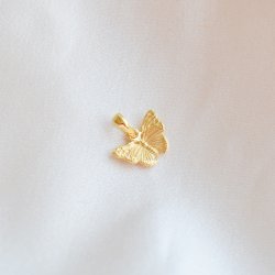 "Luma" Charm - gull sommerfugl