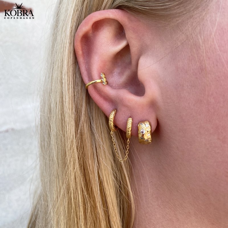 skjold Astrolabe privilegeret Levine" sandblæste guld hoops til 2 huller i ørerne - Guld øreringe - KOBRA  copenhagen ApS