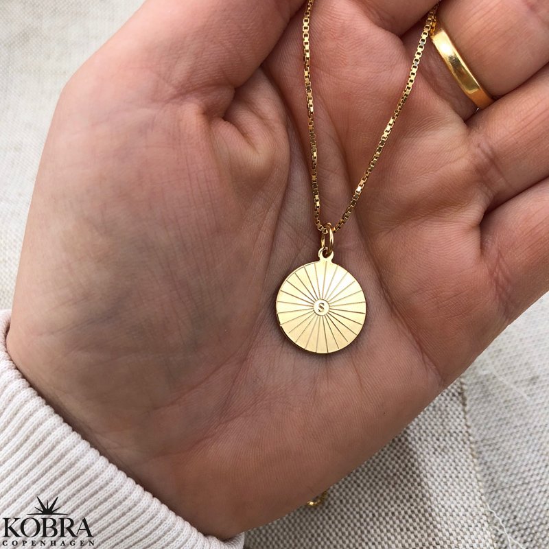 "Mayday Circle" guld halskde med gravering