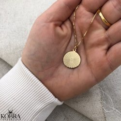 "Mayday Circle" guld halskde med gravering