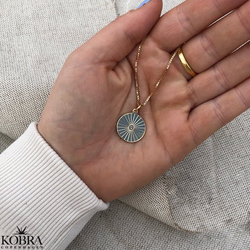 "Mayday Circle" guld halskde med gravering