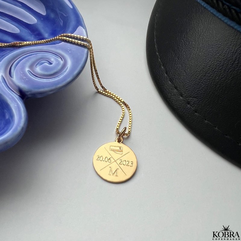 Studenter halsk�de med krydsgravering i guld