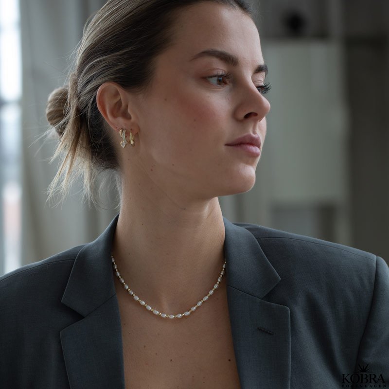 "Royal" necklace with white pearls and gold balls