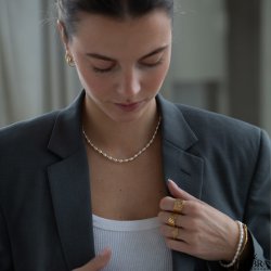 "Royal" necklace with white pearls and gold balls