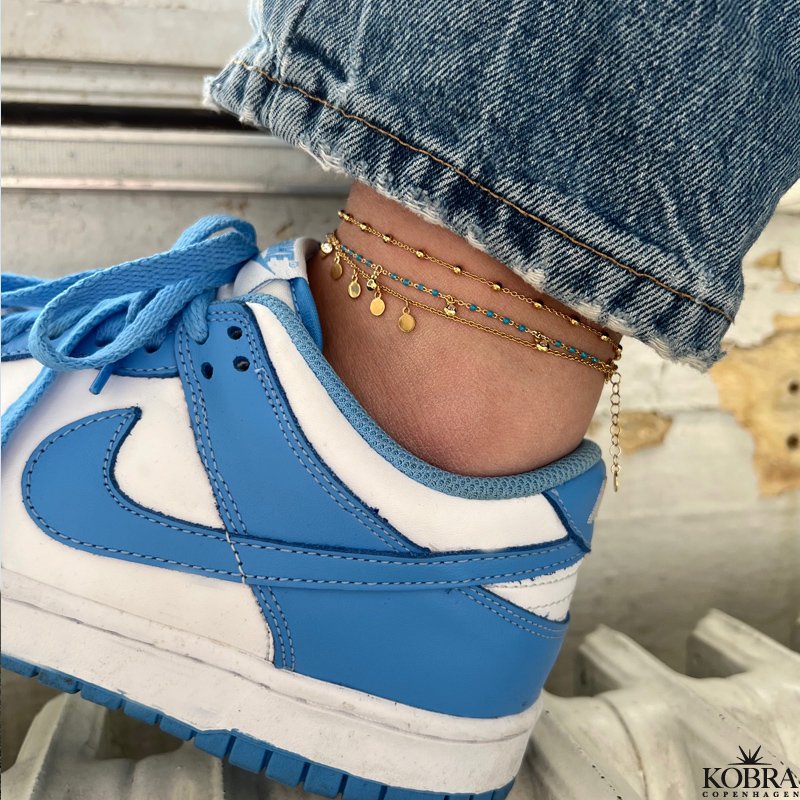 "Blue" 18 karat forgyldt ankelkde med bl/turkis emalje perler