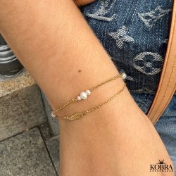 "Merle" gold bracelet with a small feather